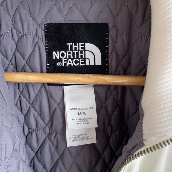 White North Face Jacket. Lightweight. Size M. Used condition. - Picture 2 of 4